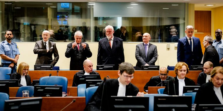 Haški tribunal objelodanio optužnice za zločine protiv čovječnosti protiv šestorice hrvatskih oficira i bivših zvaničnika u samoproklamovanoj hrvatskoj republici Herceg-Bosni. 