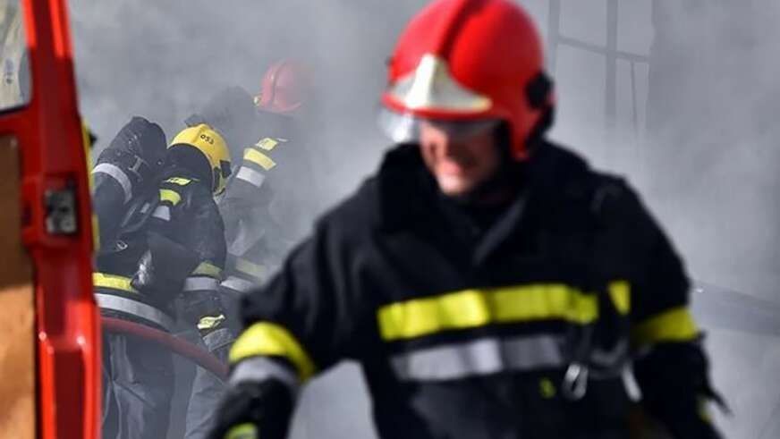 Djeca su srećom izašla, a jedna gospođa pokušavala je ugasiti vatru aparatom za početno gašenje