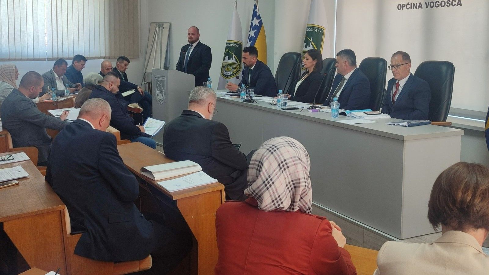Malo dužu raspravu donijela je Odluka o dodjeli priznanja Općine Vogošća  za 2025. godinu koja se dodjeljuju povodom 24. juna Dana Općine Vogošća.