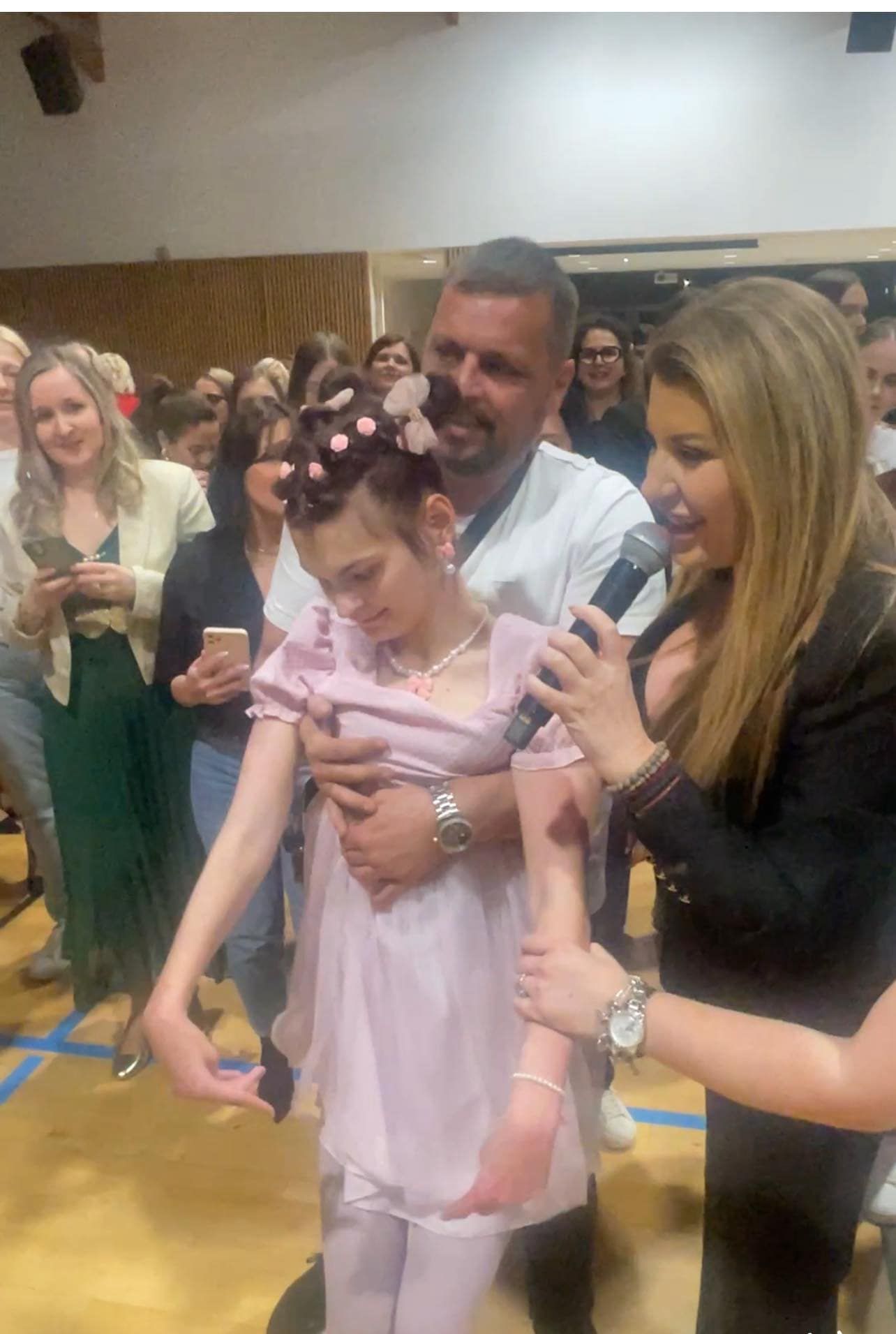 Bajramsko druženje u Francuskoj: Teško bolesnu djevojčicu Merimu rasplakala Viki