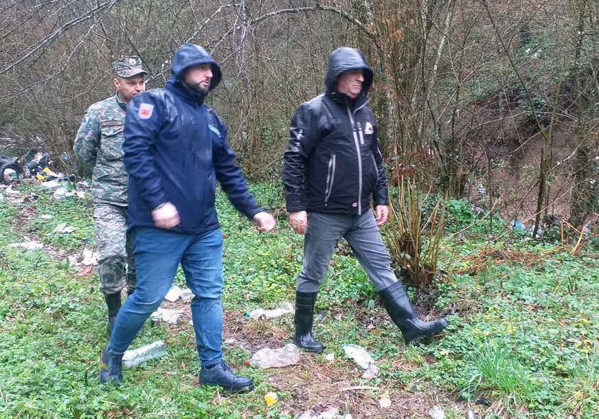 Kraljević je rekao novinarima da su bujični potoci prošli kroz deponiju i odnijeli stotinjak šlepera smeća, a sa novim padavinama slijedi novo zatrpavanje.