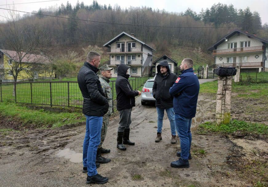 Kraljević je rekao novinarima da su bujični potoci prošli kroz deponiju i odnijeli stotinjak šlepera smeća, a sa novim padavinama slijedi novo zatrpavanje.