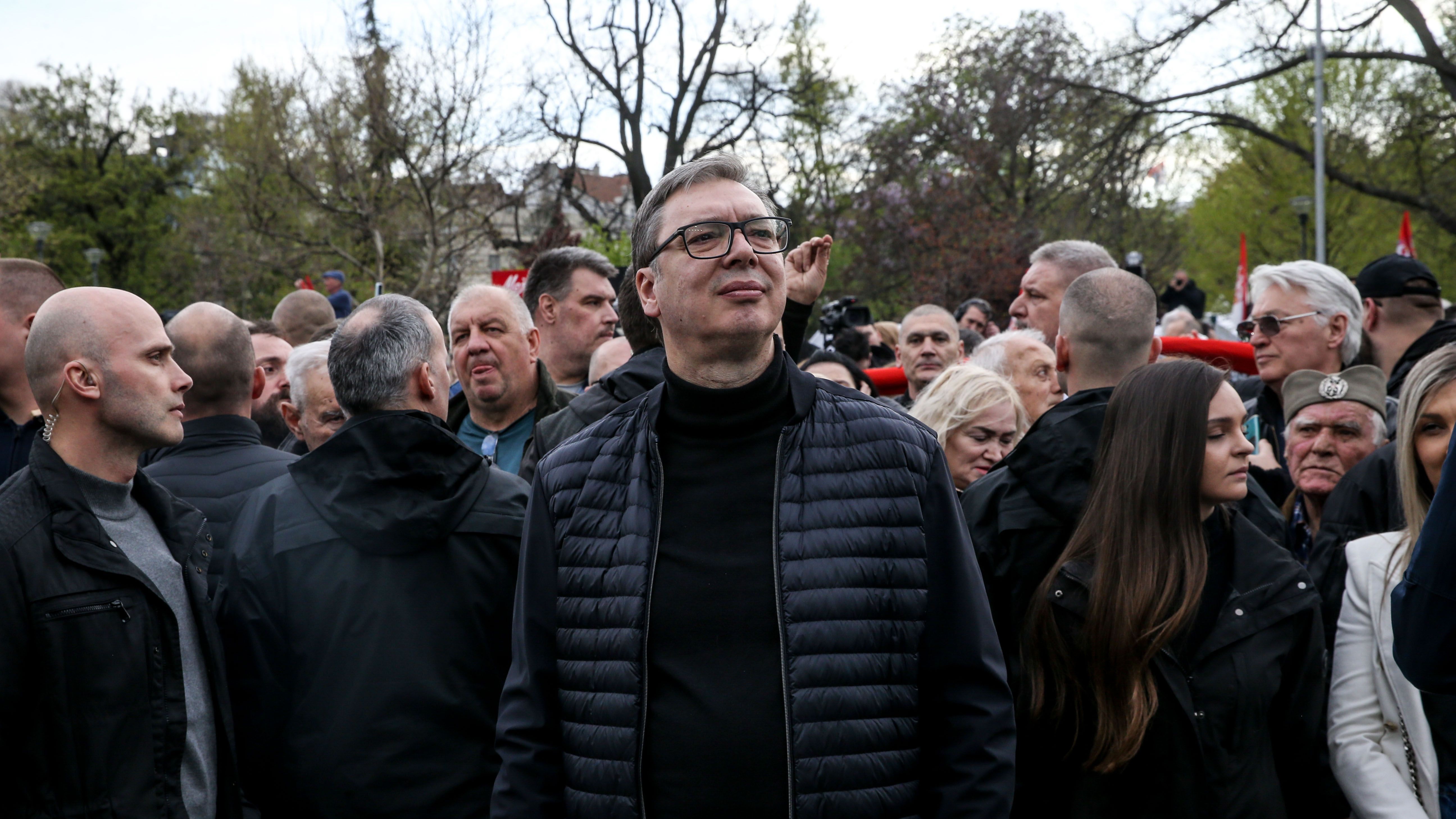 Slika i prilika stanja u Srbiji: Vučićeve pristalice kradu sokove i hranu sa skupa