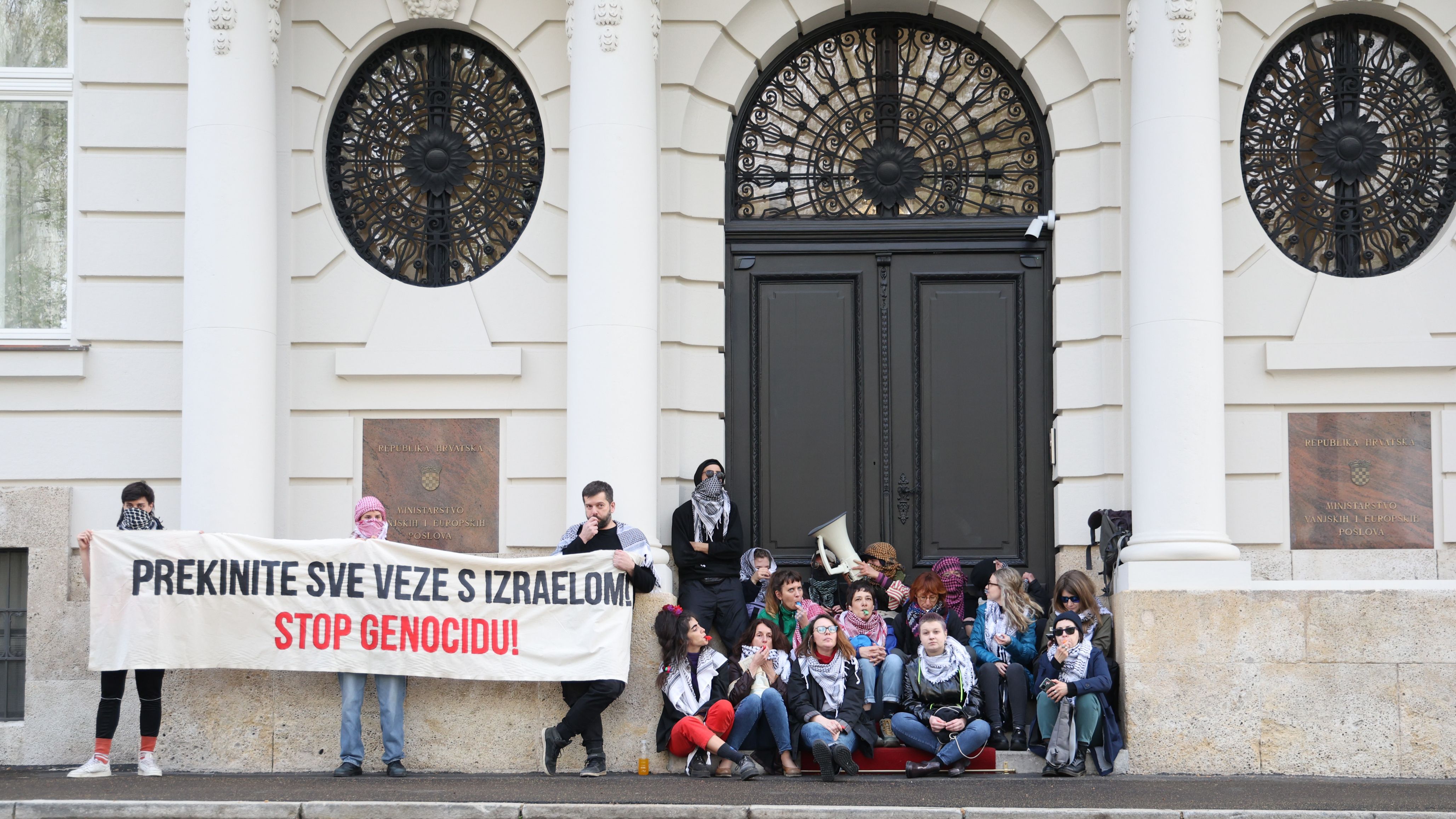 Vikali su: "Izrael i Hrvatska, dva ratna zločinca" i "Grlić Radman srami se, ruke su ti krvave"