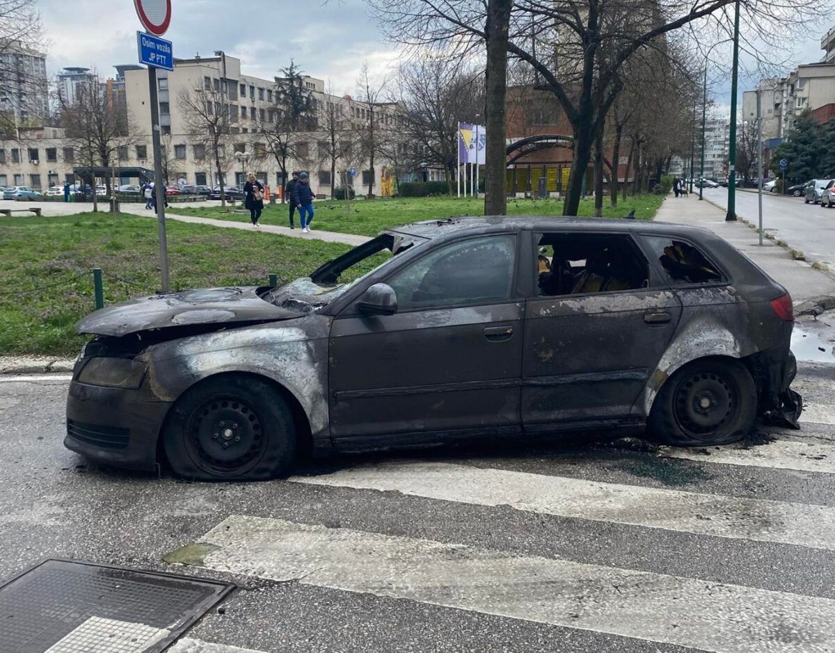 Nakon što je vozilo Audi A3 zapaljeno, vatra se proširila na drugo parkirani Porsche Cayenne. 