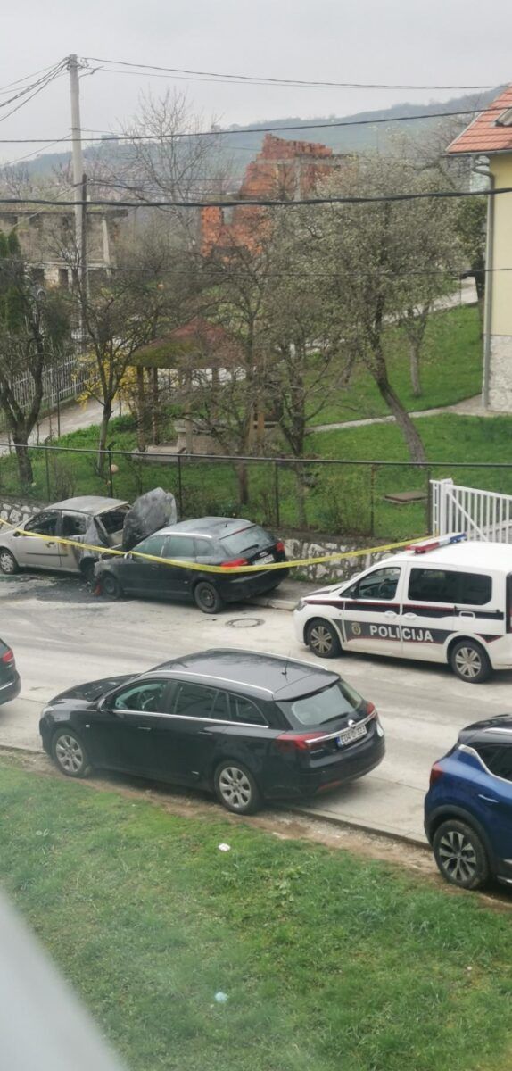 Nakon što je vozilo Audi A3 zapaljeno, vatra se proširila na drugo parkirani Porsche Cayenne. 