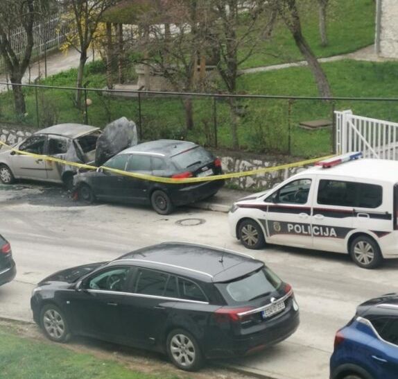 Nakon što je vozilo Audi A3 zapaljeno, vatra se proširila na drugo parkirani Porsche Cayenne. 