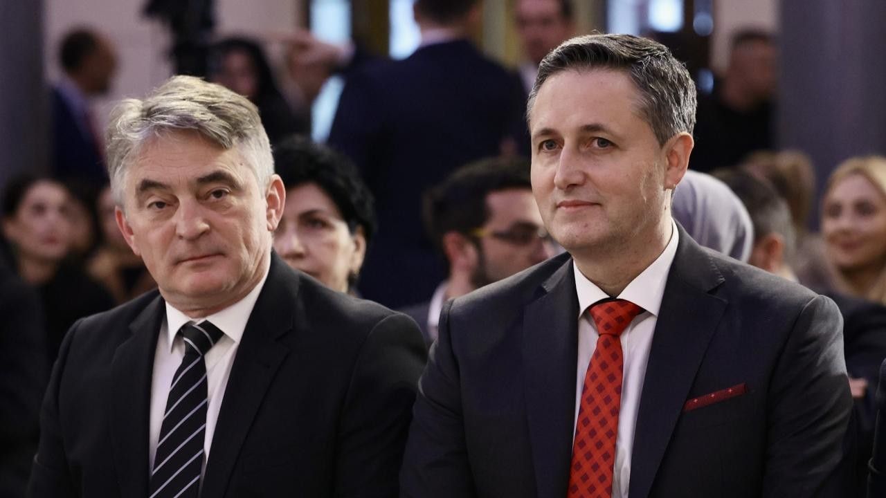 ''Više nije moguće tolerisati da ambasadori rade protiv vlastite države koja ih dobro plaća'', navode