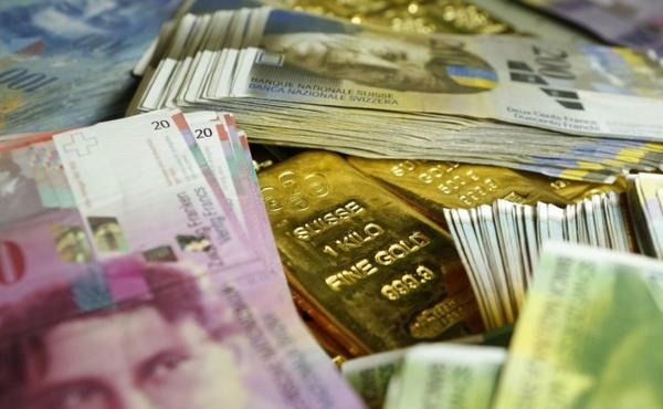 Cijena zlata dosegnula je novi rekord jer raste zabrinutost zbog trgovinskog rata između SAD i Kine.