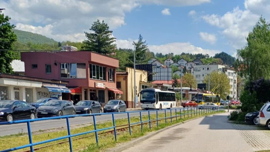 Veće gužve zabilježene su i kroz Vogošću gdje se saobraćaj odvija usporeno