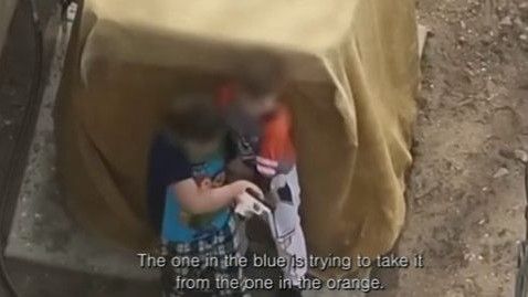 Na snimku kamera koju su nosili policajci, objavljenom zajedno sa snimkom iz drona, čuju se glasovi policajaca kako uporno mole dječake da spuste oružje