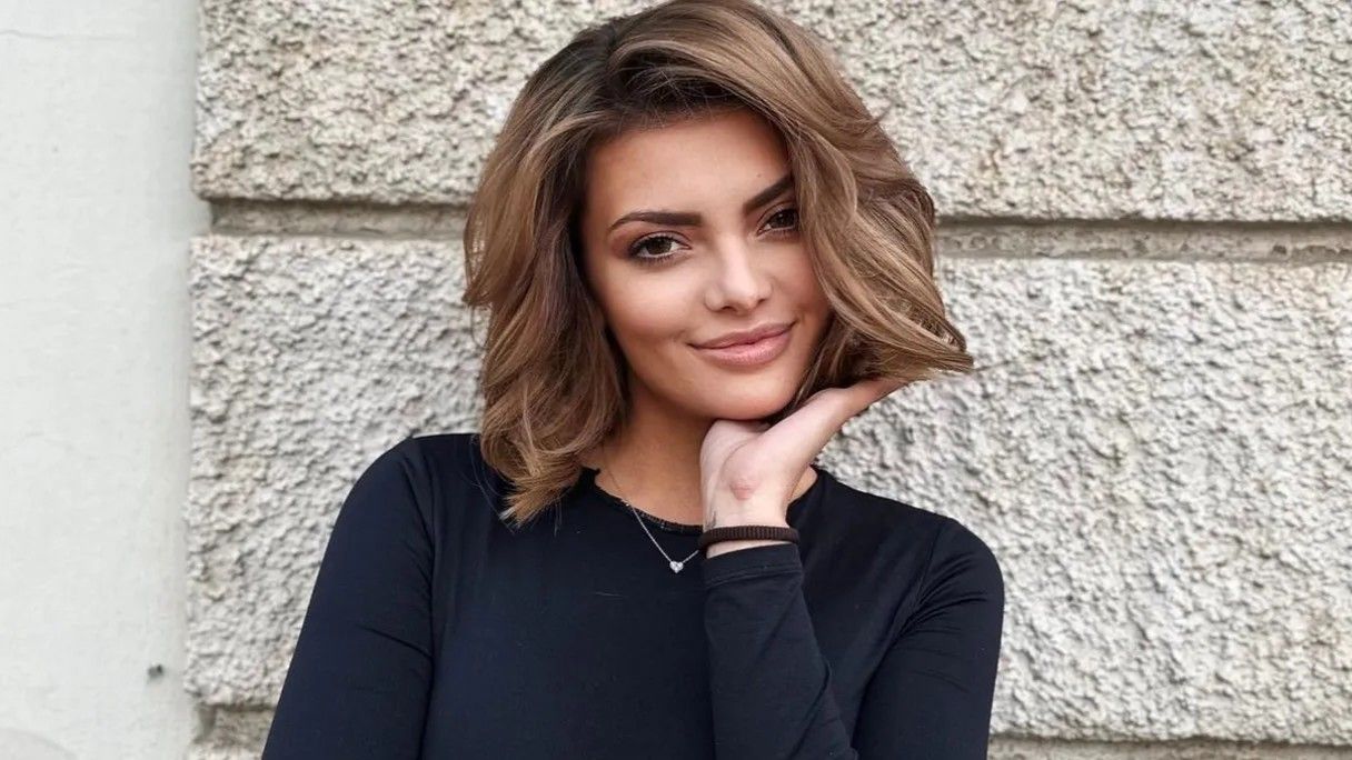 Objavila je niz fotografija s putovanja, a na jednoj od njih je u zagrljaju muškarca kojemu se ne vidi lice.