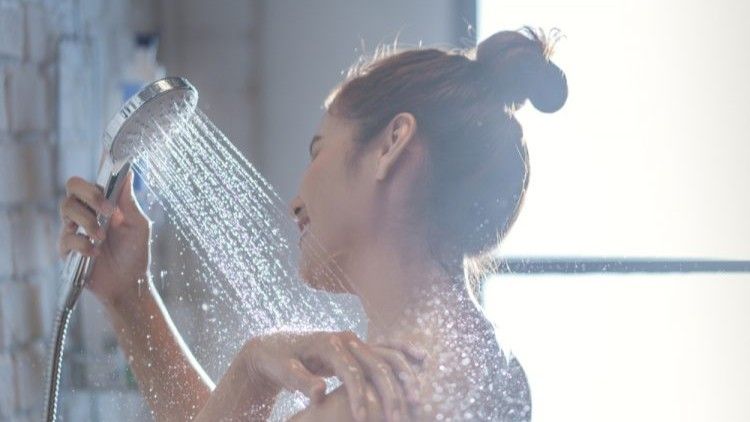 Tuširanje je svakodnevna rutina većine ljudi, ali brojni stručnjaci upozoravaju kako način na koji to ljudi čine možda i nije najučinkovitiji