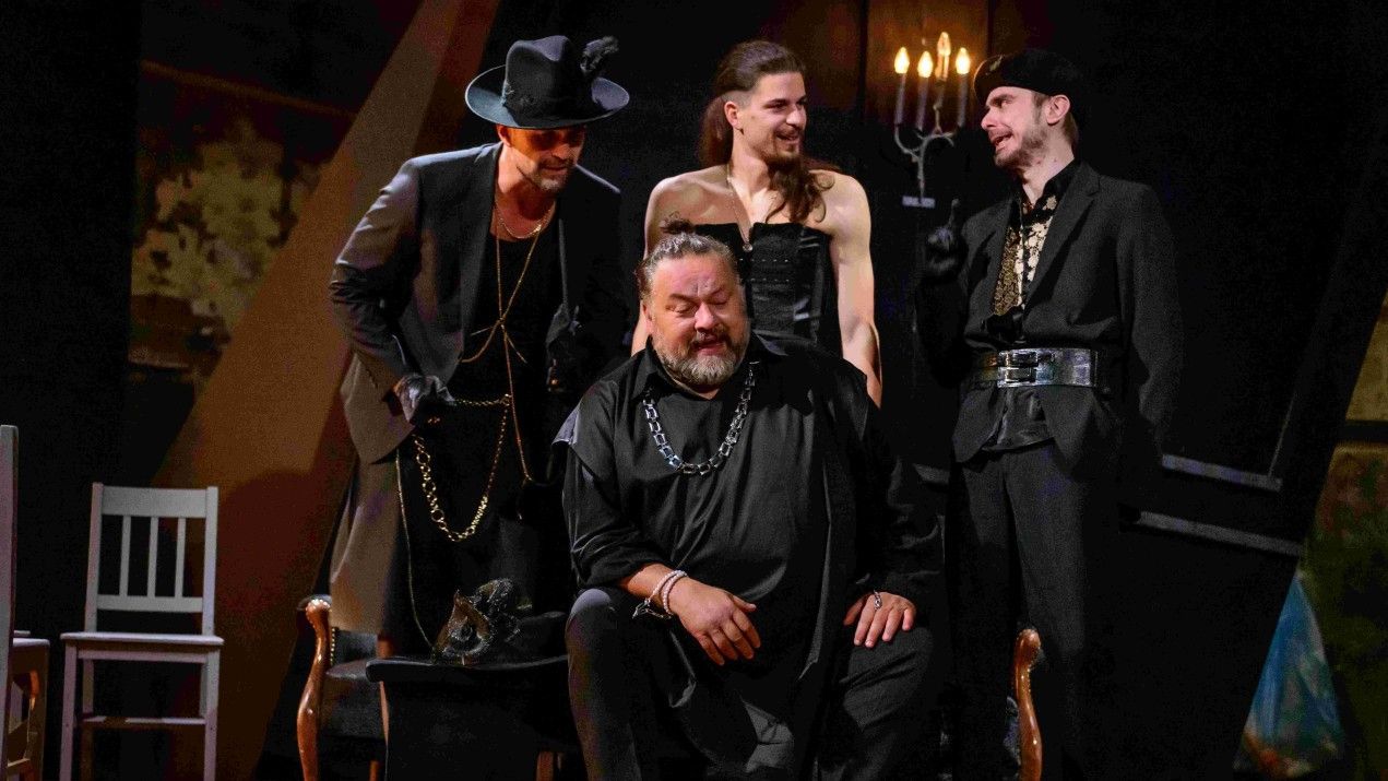 U predstavi igraju: Mak Čengić, Belma Salkunić, Sanela Krsmanović Bistrivoda, Nerman Mahmutović, Mona Muratović, Ermin Sijamija, Jasna Diklić, Mediha Musliović i Milan Pavlović