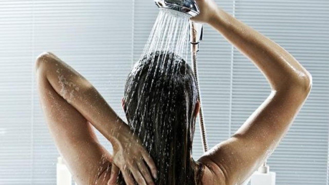 Tuširanje je svakodnevna rutina većine ljudi, ali brojni stručnjaci upozoravaju kako način na koji to ljudi čine možda i nije najučinkovitiji