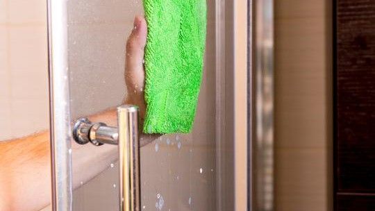 Uklonite mrlje sa tuša na jednostavan način: Samo vam je potrebna ova smjesa