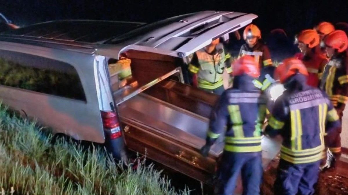 Svi učesnici nesreće, uključujući oba vozača, zadobili su lakše tjelesne povrede i prevezeni su u bolnicu 