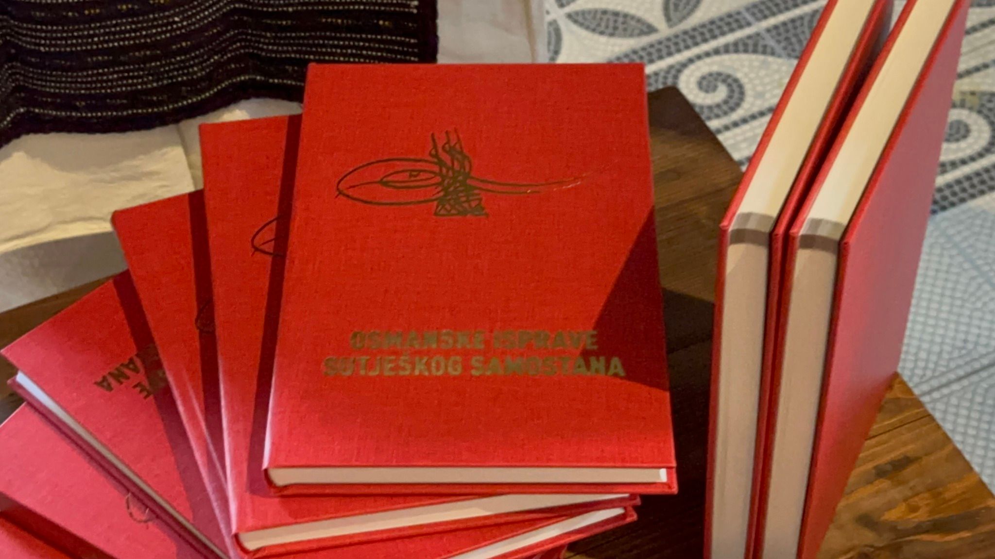 Prisutni su, uz informativni dio promocije knjige, uživali i u izvedbama pjesama čiju su muziku i stihove napisali franjevci