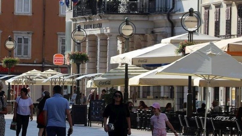 Povrijeđenom 33-godišnjaku pružena je pomoć u KBC-u Rijeka, gdje su mu utvrđene teške tjelesne povrede