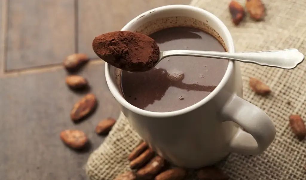 On sadrži teobromin, prirodni stimulans sličan kofeinu, ali s blažim djelovanjem i bez negativnih učinaka kafe