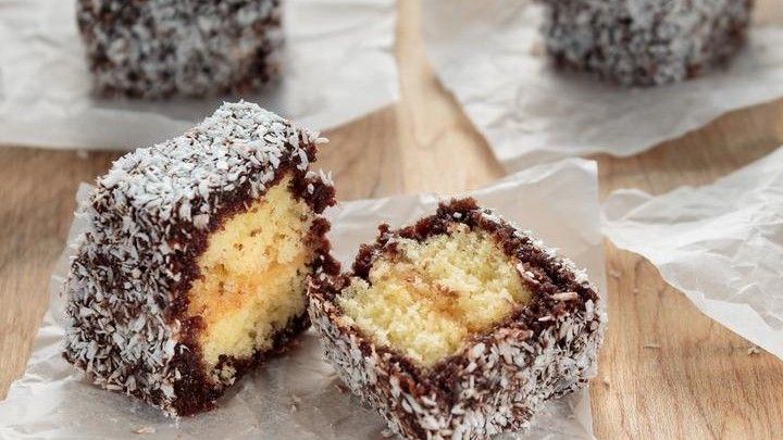 Svaku kocku biskvita umočite u čokoladu, pa zatim uvaljajte u kokosovo brašno