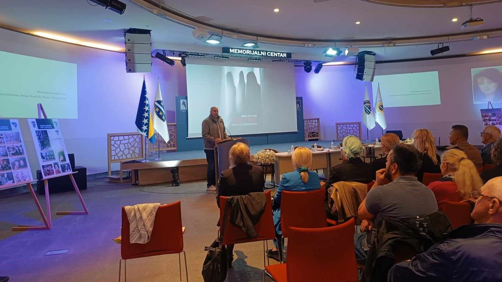  Kroz studiju tri slučaja braniteljki čija su tijela pronađena u masovnim i skrivenim grobnicama, dr. Arnaut-Haseljić ukazuje na zanemarenu dimenziju ratnog nasilja...