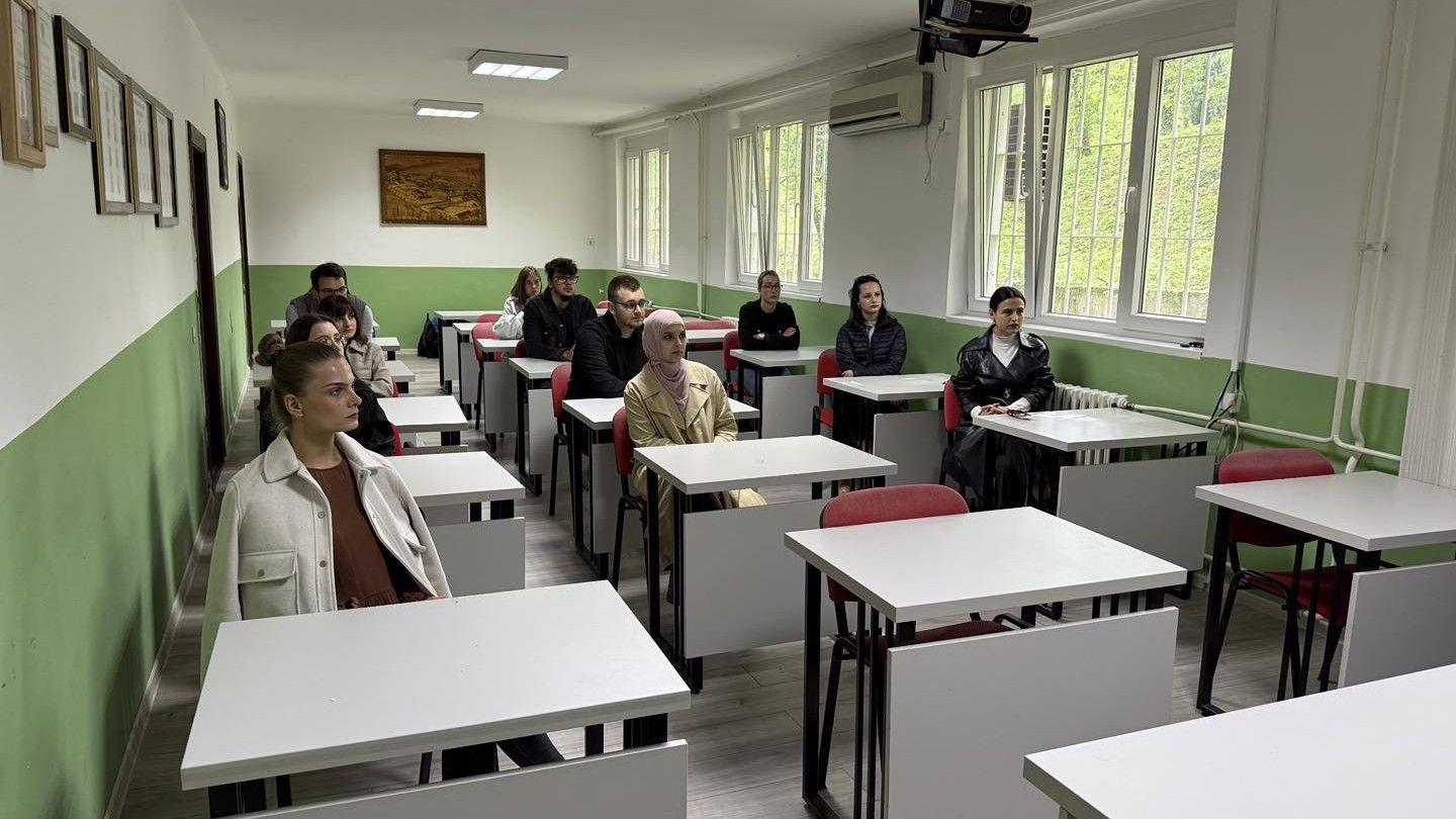 Tokom posjete, studenti su se upoznali sa organizacijom, svakodnevnim aktivnostima i izazovima s kojima se susreće uprava KPZ-a