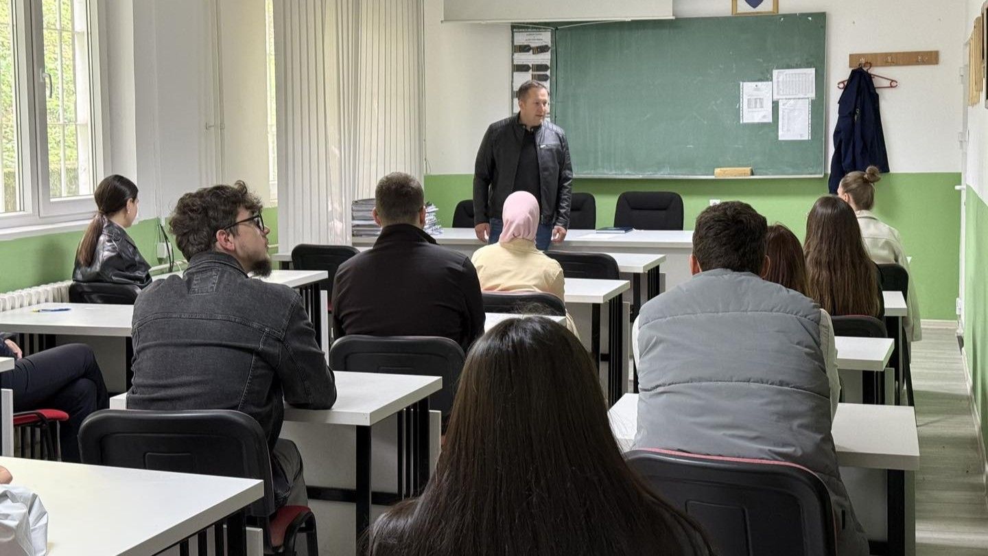 Tokom posjete, studenti su se upoznali sa organizacijom, svakodnevnim aktivnostima i izazovima s kojima se susreće uprava KPZ-a
