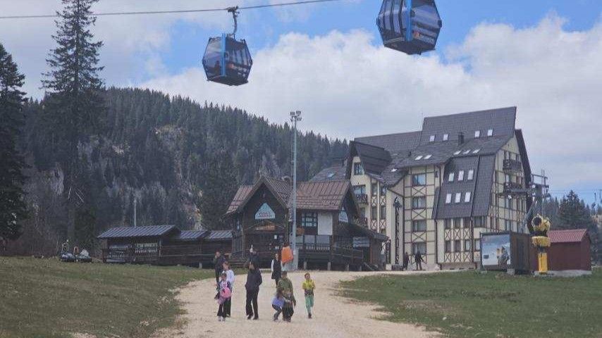 Gosti planine dan provode u odmoru i šetnji planinom, ali je on i u znaku roštiljanja, ražnjeva, druženja i muzike, veselih i nasmijanih lica