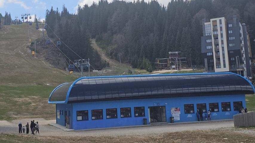 Gosti planine dan provode u odmoru i šetnji planinom, ali je on i u znaku roštiljanja, ražnjeva, druženja i muzike, veselih i nasmijanih lica