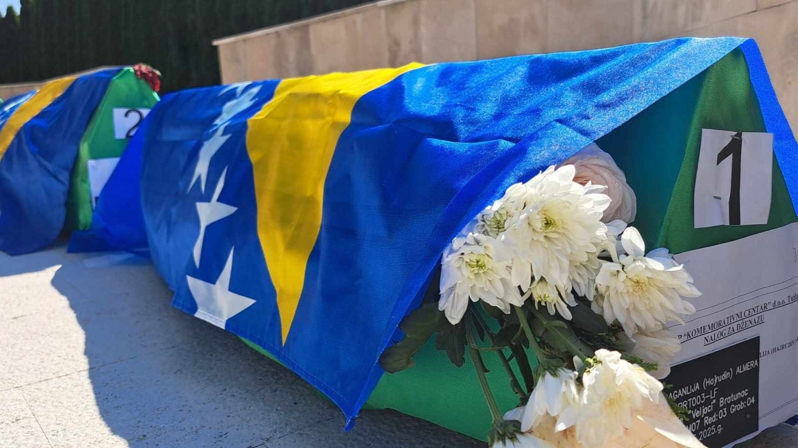 U Memorijalnom kompleksu Veljaci u Bratuncu danas će se klanjati dženaza i vršiti ukop za šest Bošnjaka koji su ubijeni tokom agresije. 