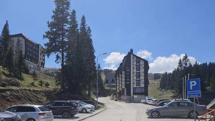 Gosti planine dan provode u odmoru i šetnji planinom, ali je on i u znaku roštiljanja, ražnjeva, druženja i muzike, veselih i nasmijanih lica