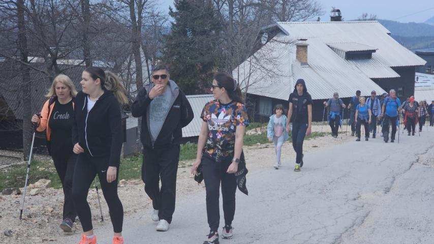 Gosti planine dan provode u odmoru i šetnji planinom, ali je on i u znaku roštiljanja, ražnjeva, druženja i muzike, veselih i nasmijanih lica