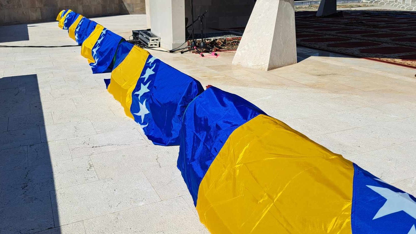 U Memorijalnom kompleksu Veljaci u Bratuncu danas će se klanjati dženaza i vršiti ukop za šest Bošnjaka koji su ubijeni tokom agresije. 