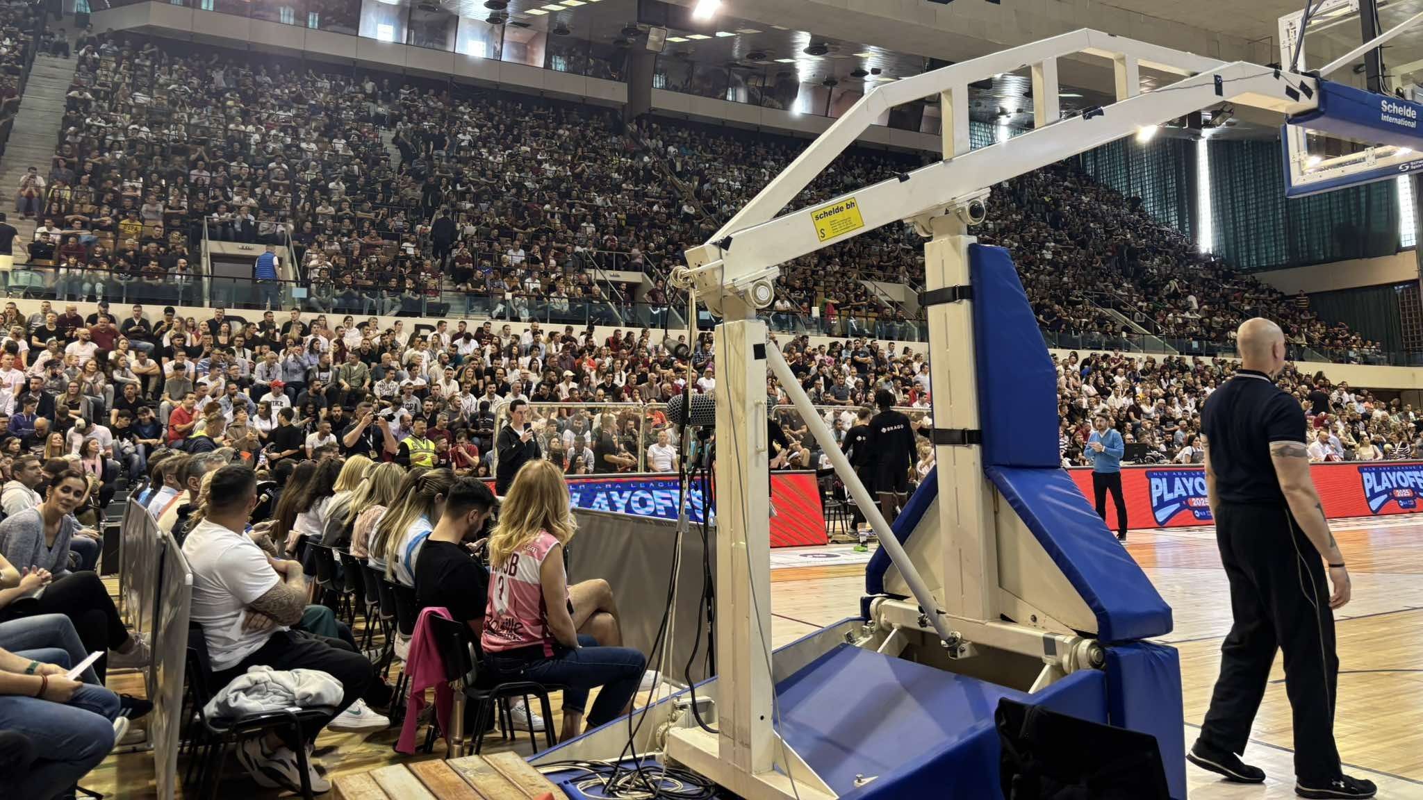 Nakon što su obje ekipe pobijedile po jednu utakmicu, večerašnji meč u Skenderiji je bio odlučujući.