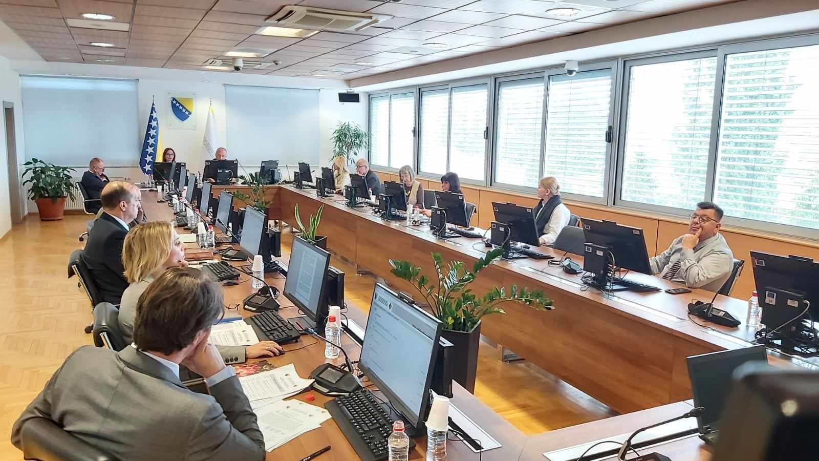 Tokom žustre rasprave o pravilniku mogli smo čuti kako si njime pogoduje drugim i želi na brzinu usvojiti                               