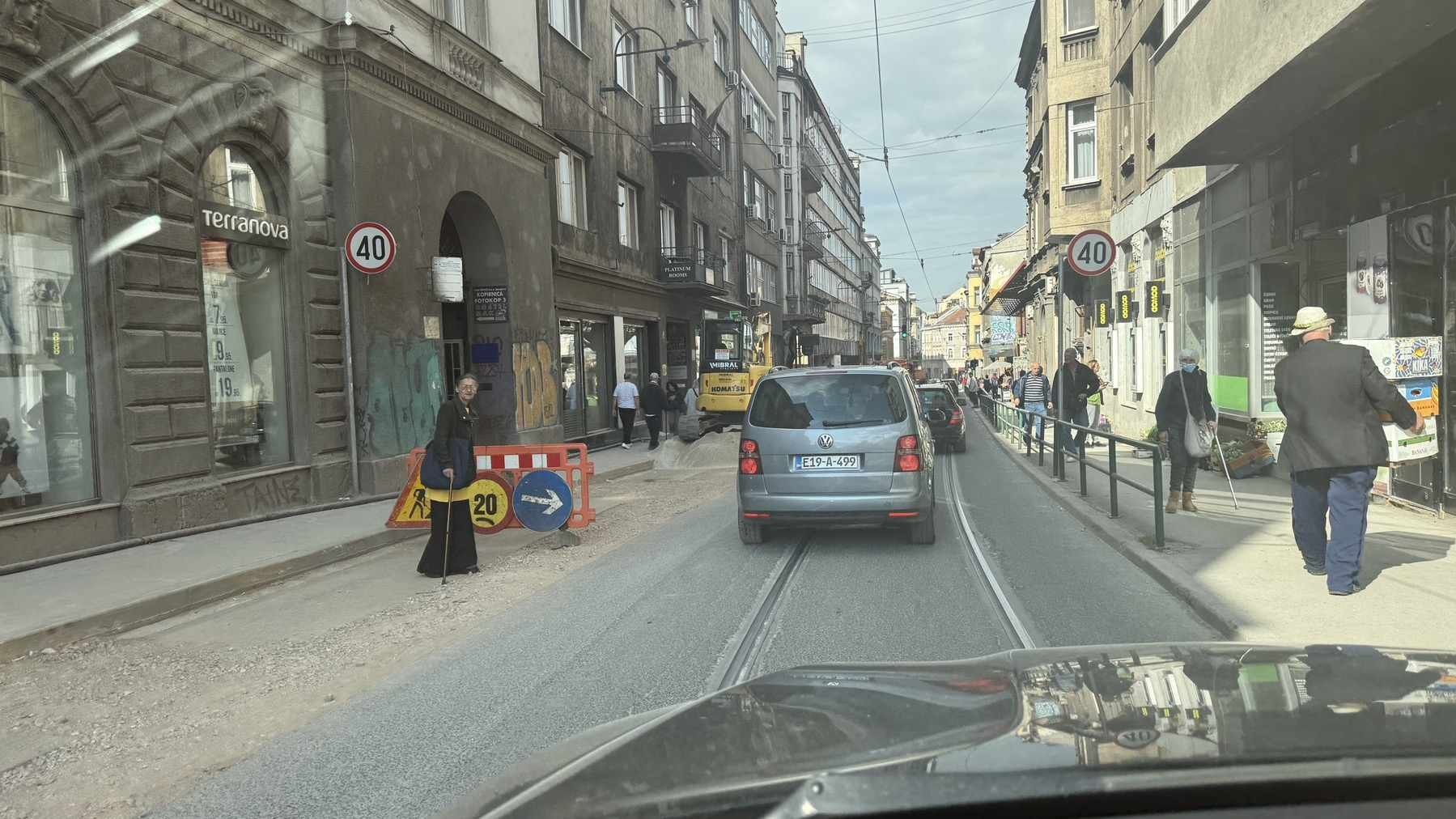Kamioni, zaštitne ograde i radna mašinerija firme 'Mibral', izvođača radova, nalaze se bukvalno nasred ulice