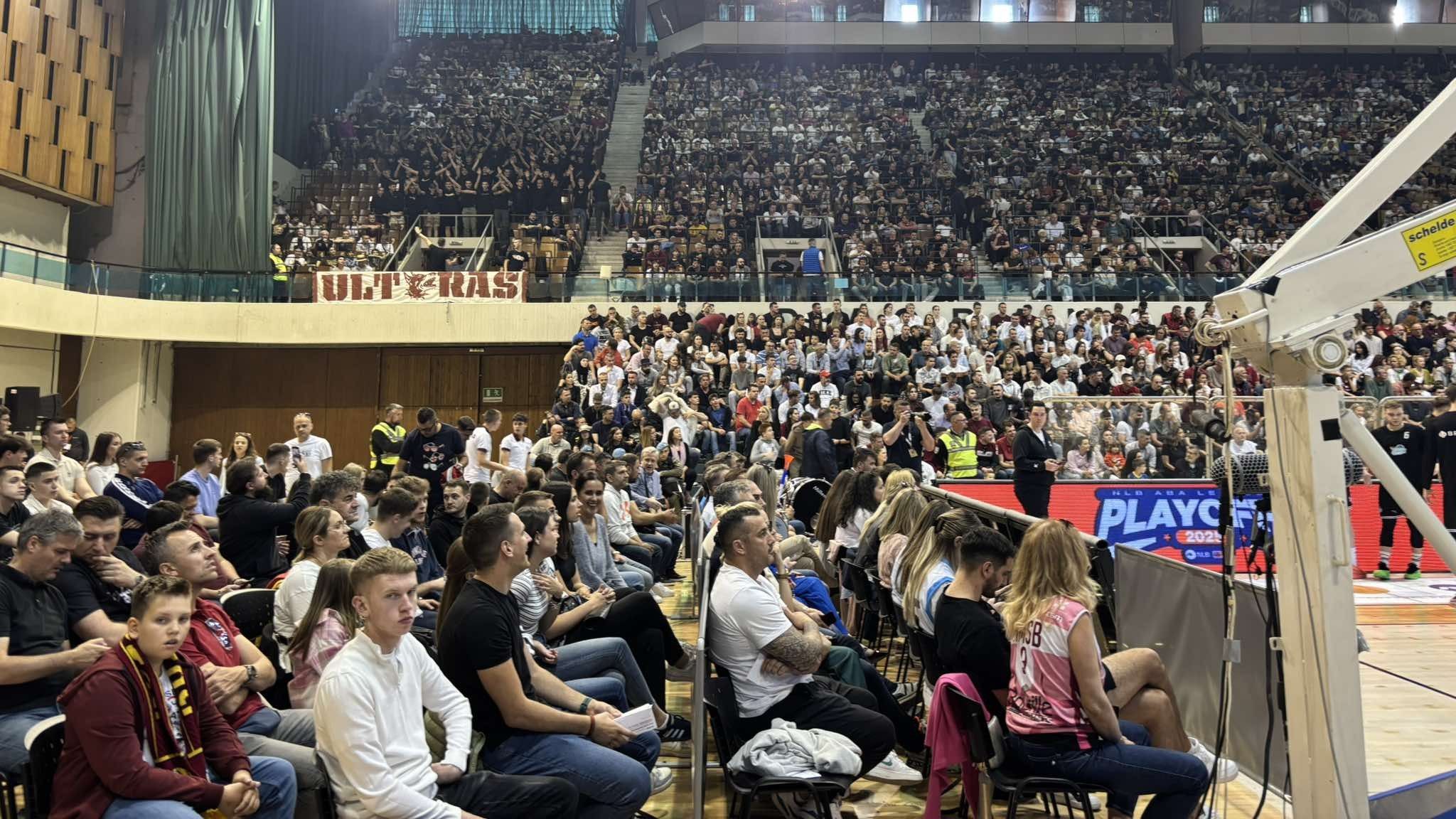 Nakon što su obje ekipe pobijedile po jednu utakmicu, večerašnji meč u Skenderiji je bio odlučujući.