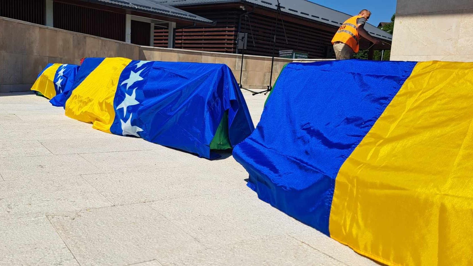 U Memorijalnom kompleksu Veljaci u Bratuncu danas će se klanjati dženaza i vršiti ukop za šest Bošnjaka koji su ubijeni tokom agresije. 