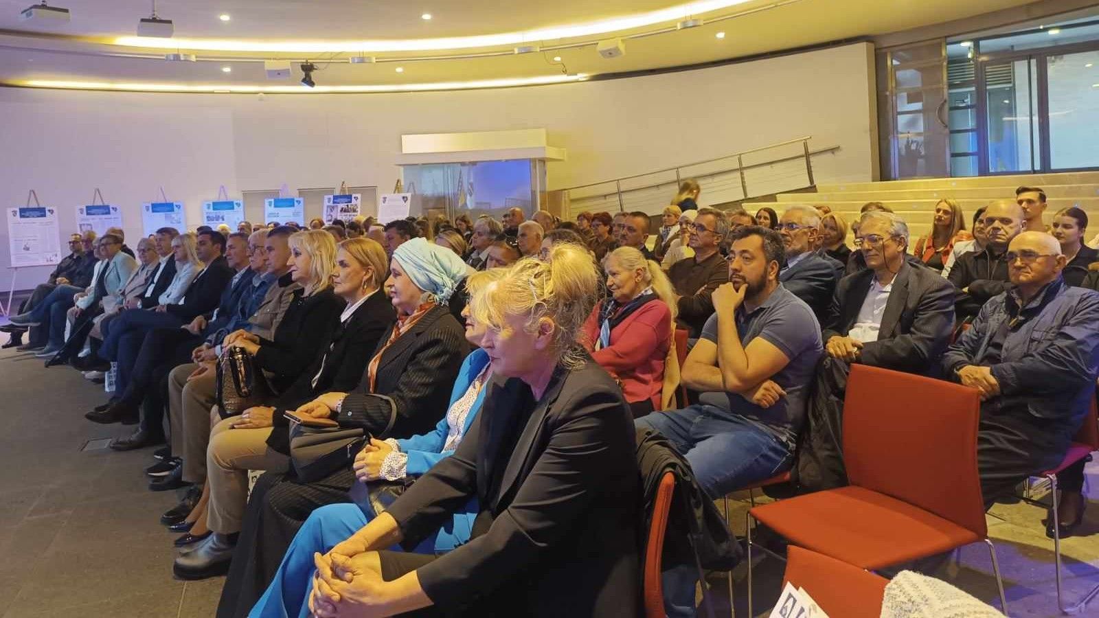  Kroz studiju tri slučaja braniteljki čija su tijela pronađena u masovnim i skrivenim grobnicama, dr. Arnaut-Haseljić ukazuje na zanemarenu dimenziju ratnog nasilja...