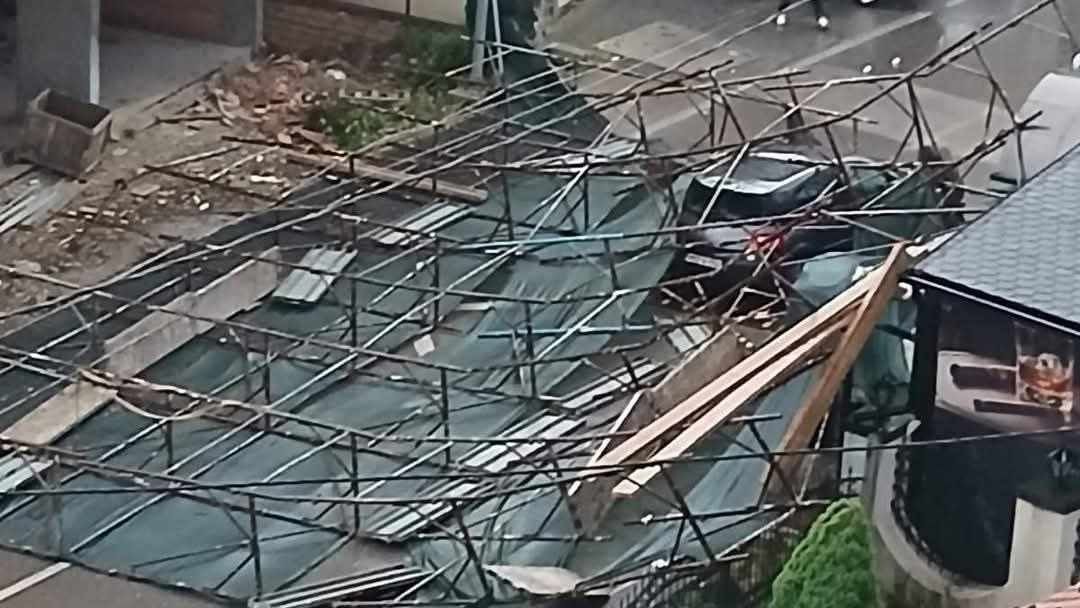 Strašno nevrijeme čupalo drveće, skela pala na automobil u Doboju