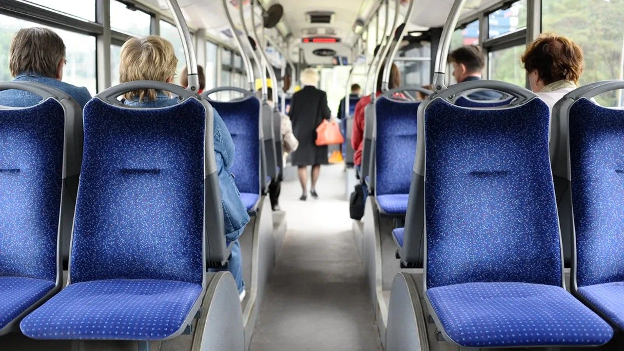 Iako mnogi vjeruju da se autobusi svakodnevno temeljito čiste, John tvrdi da to često nije slučaj