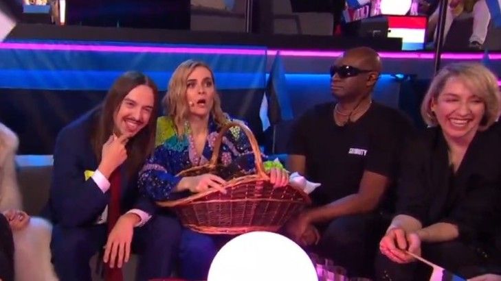 Ona je išla od izvođača do izvođača, ispitivala kako se osjećaju uoči čitanja rezultata