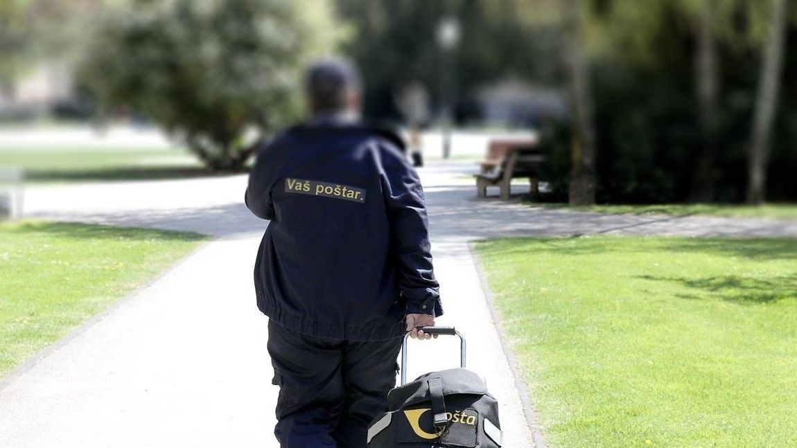 Pas je izašao iz neograđenog dvorišta te napao mladića, koji je tom prilikom zadobio površinske ogrebotine na nozi