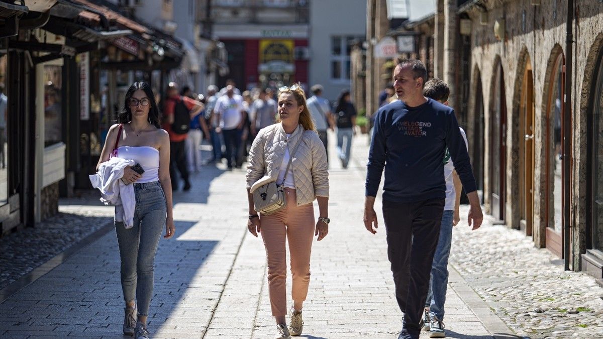 Posebno se ističe prisustvo velikog broja stranih turista, koji obilaze znamenitosti grada, fotografišu historijske lokacije...