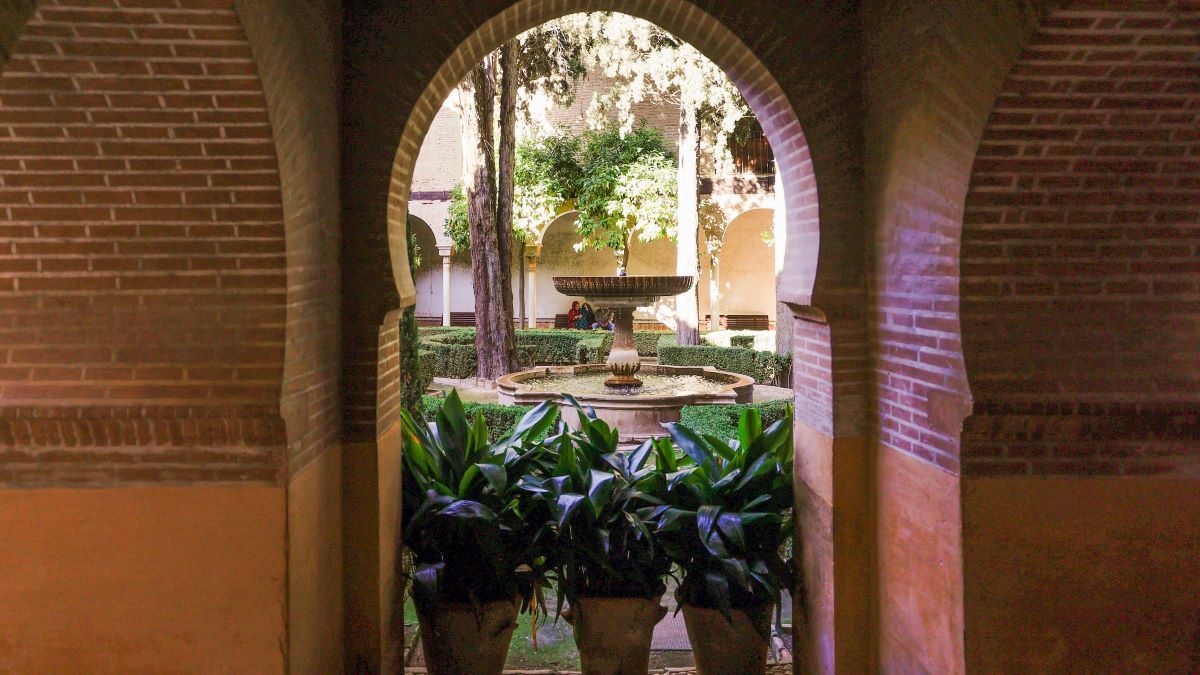 Iako je dugi niz godina prepuštena sudbini i zubu vremena, palata koja je sačuvala svoju jedinstvenu eleganciju 