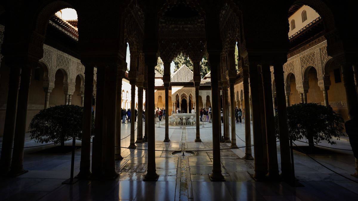 Iako je dugi niz godina prepuštena sudbini i zubu vremena, palata koja je sačuvala svoju jedinstvenu eleganciju 