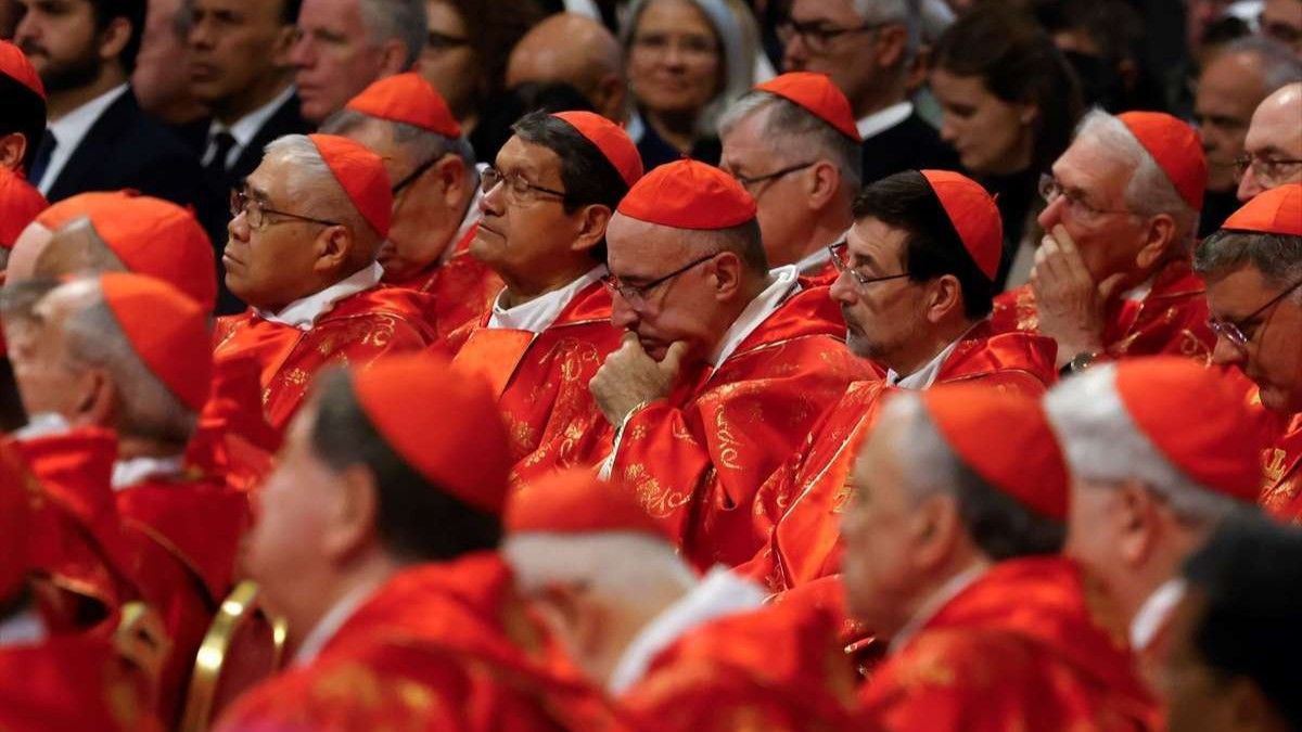 Sve oči uprte u dimnjak: Hiljade ljudi na Trgu svetog Petra u Vatikanu čekaju crni ili bijeli dim