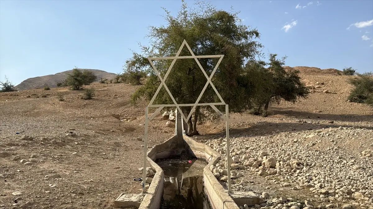 Izvor se nalazi u mjestu al-Aujah u Jerichu na istoku Jordanske doline i smatra se žilom kucavicom poljoprivrede, stočarstva i domaćeg turizma zbog obilja vode tokom cijele godine