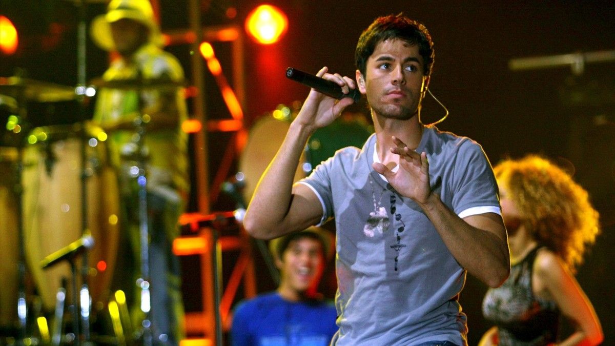 Enrique Iglesias je tokom tri decenije duge karijere stekao globalnu popularnost, a i dalje puni arene širom svijeta.